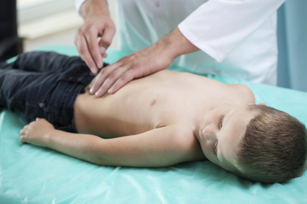 Вздутие живота у ребенка 8 лет: причины и лечение