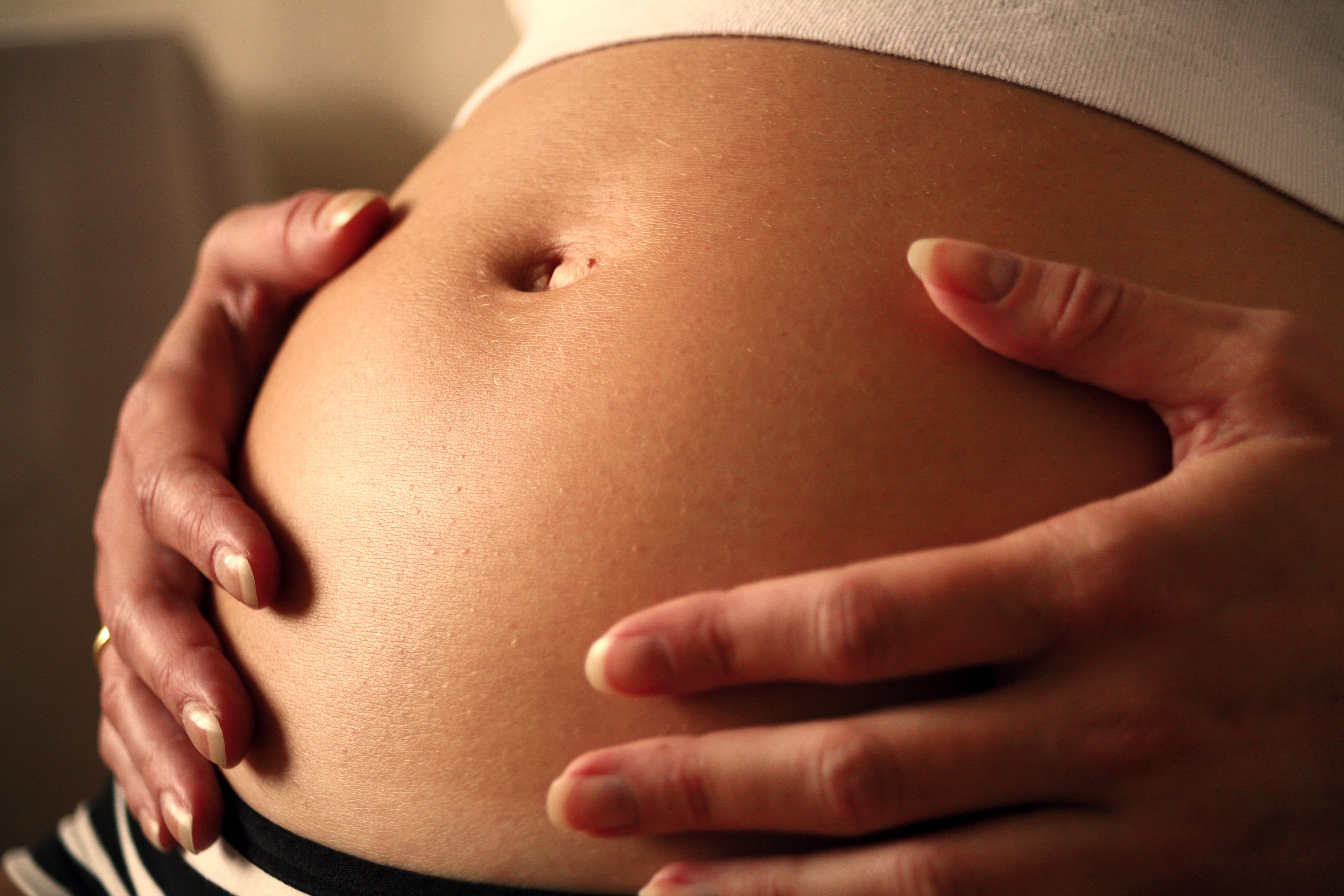 Вздутие живота при миоме матки: причины, лечение